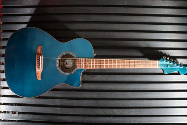 Fender Classic Newporter Ltd Edition in Cosmic Turquoise