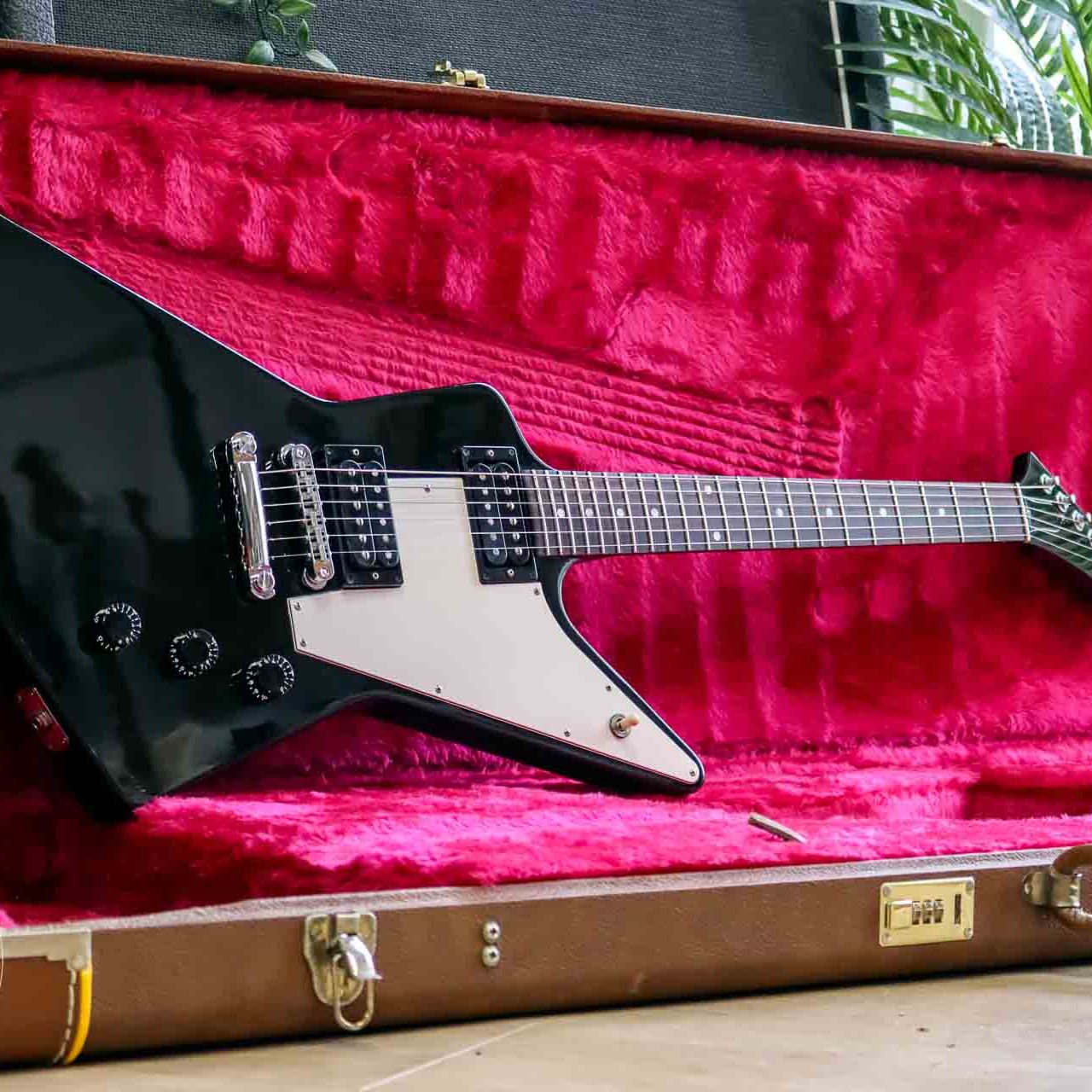 Gibson Explorer '76 in Ebony / 637 | Daily Guitar Draw©